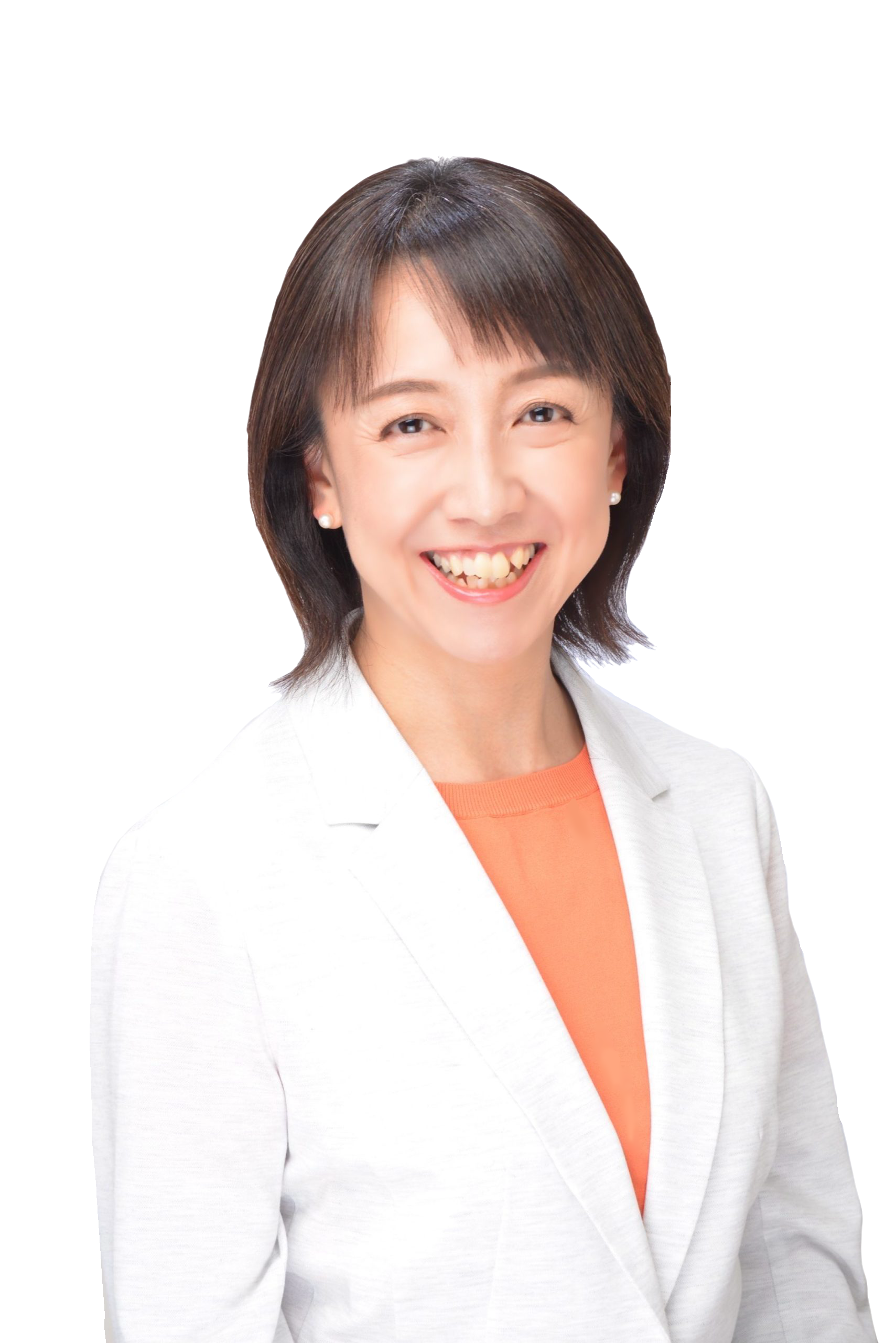 白いジャケットを着た増田ともみ
